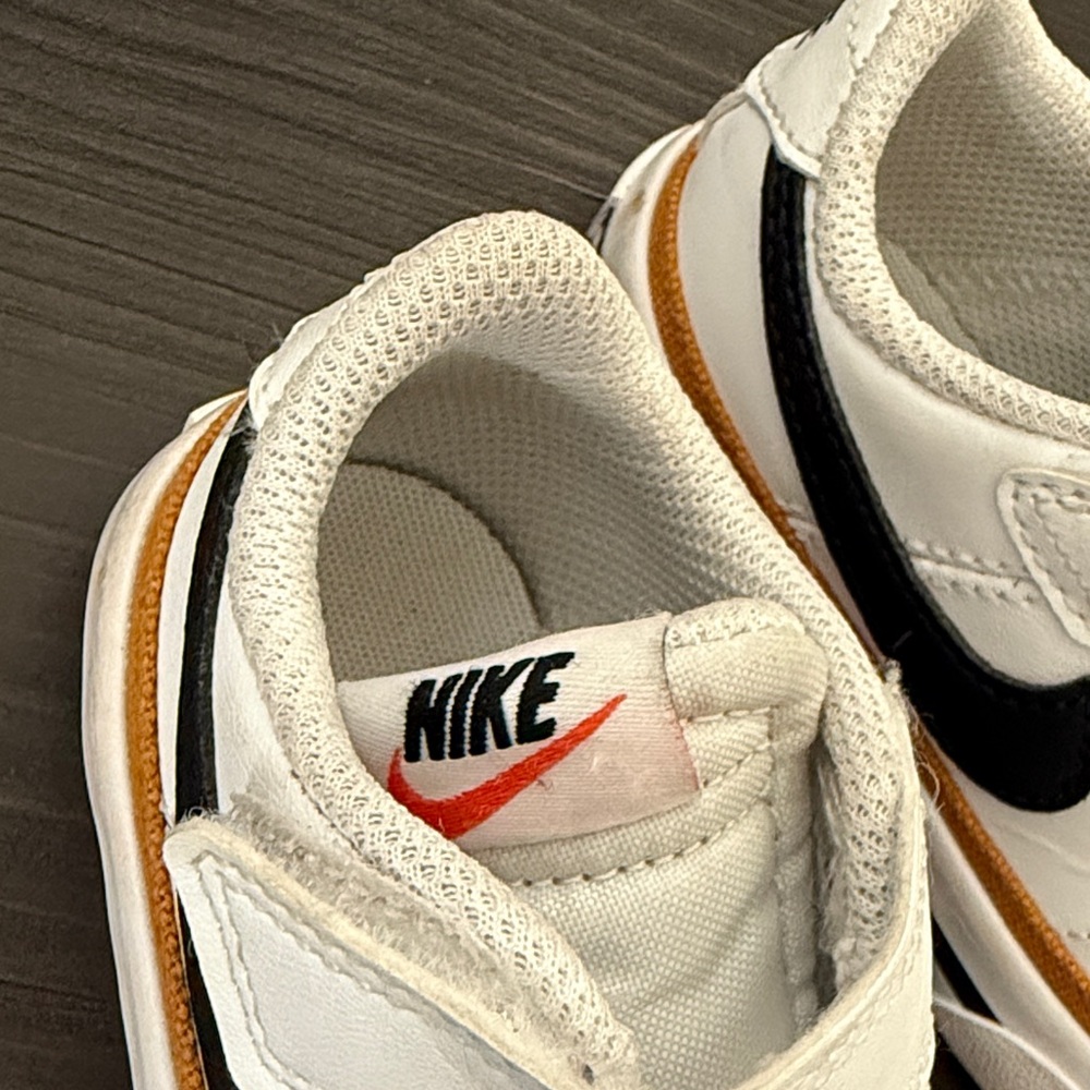 Nike toddler Sneakers in White, Black, and tan - Picture 2 of 4